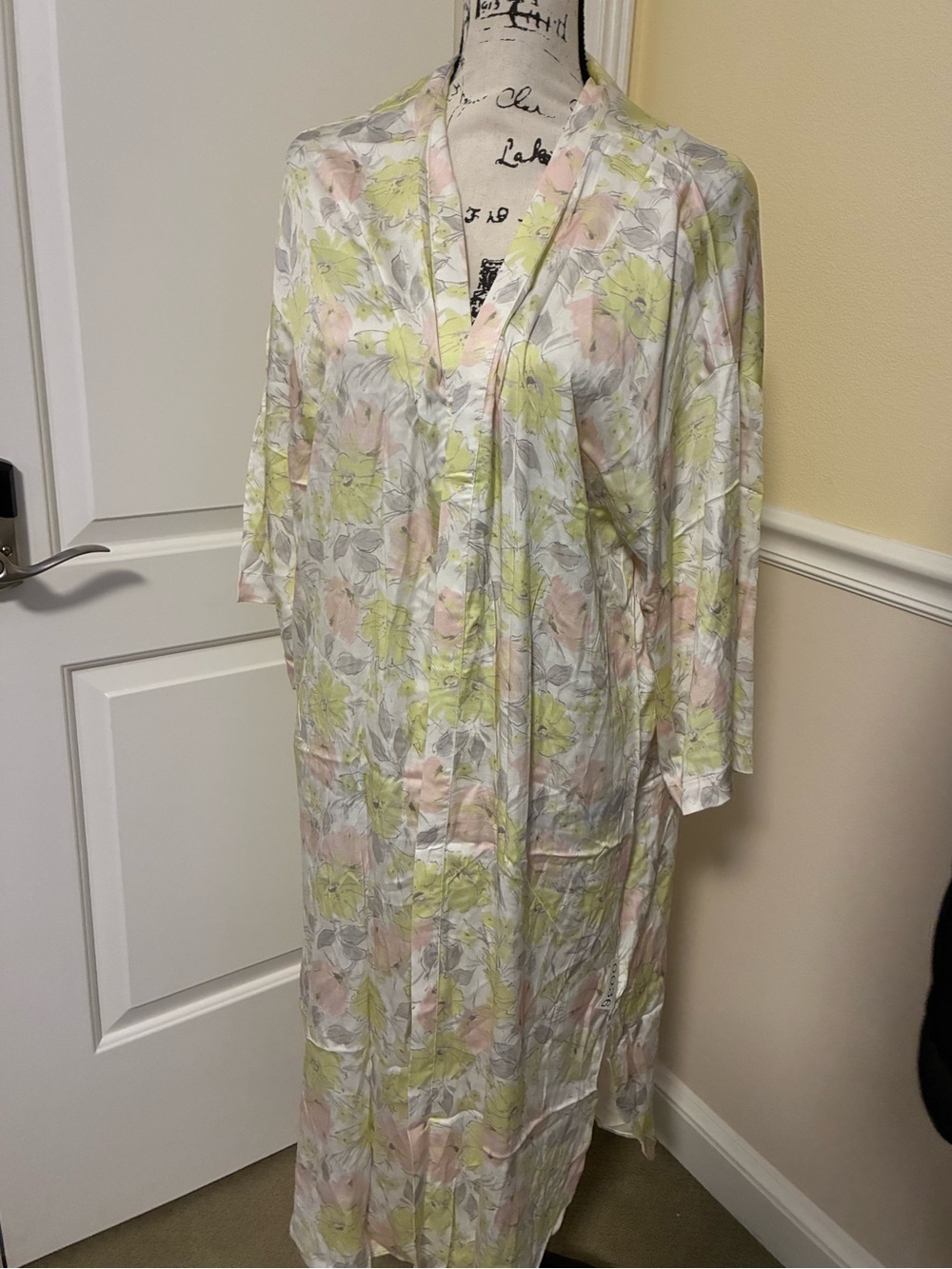 NWT saltwater luxe kimino Floral Women's Robe in White with Pastel Green & Pink